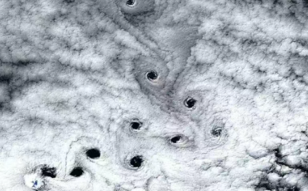 印度洋上空现10个神秘黑暗空洞,这可能是由于上层云层异常厚，只扰乱了旋转涡旋核心中心的气流。